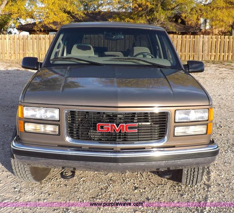 image for item F6209 1997 GMC Suburban 2500 SLE