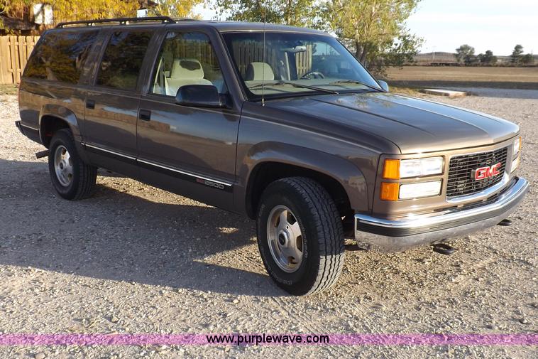 image for item F6209 1997 GMC Suburban 2500 SLE