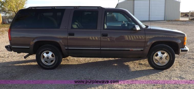 image for item F6209 1997 GMC Suburban 2500 SLE