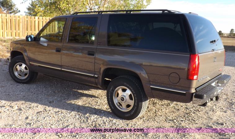 image for item F6209 1997 GMC Suburban 2500 SLE