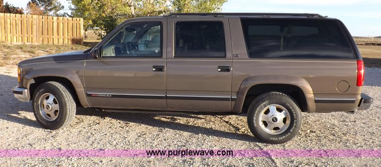 image for item F6209 1997 GMC Suburban 2500 SLE