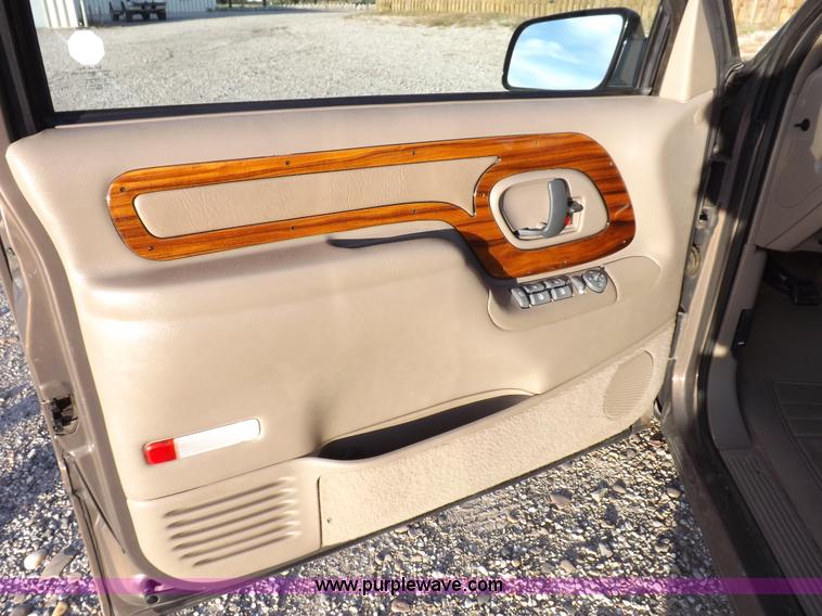 image for item F6209 1997 GMC Suburban 2500 SLE