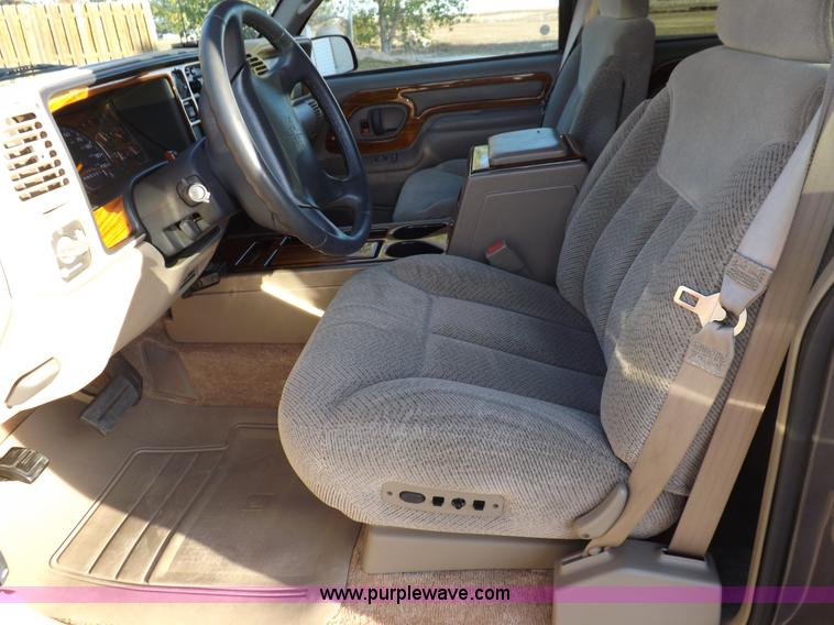 image for item F6209 1997 GMC Suburban 2500 SLE