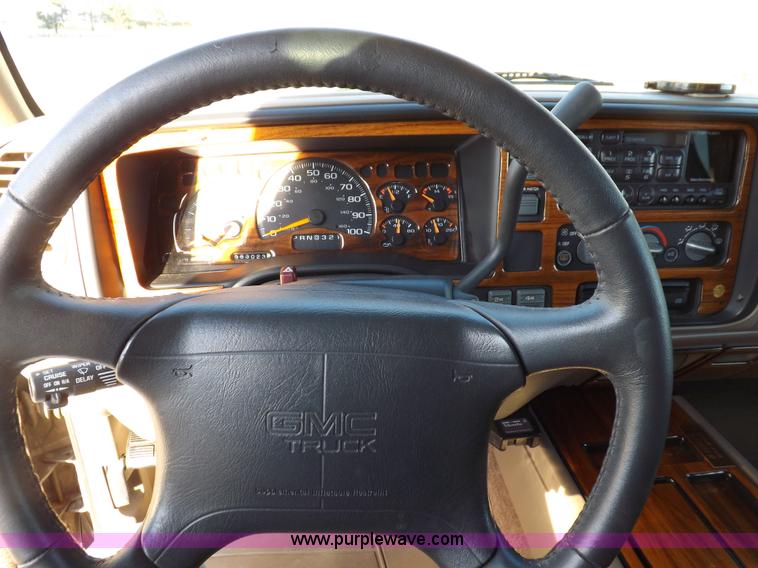 image for item F6209 1997 GMC Suburban 2500 SLE