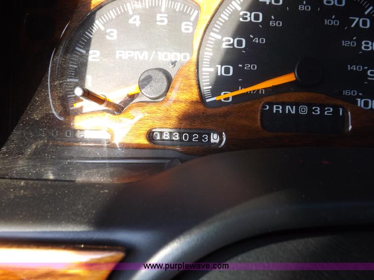 image for item F6209 1997 GMC Suburban 2500 SLE