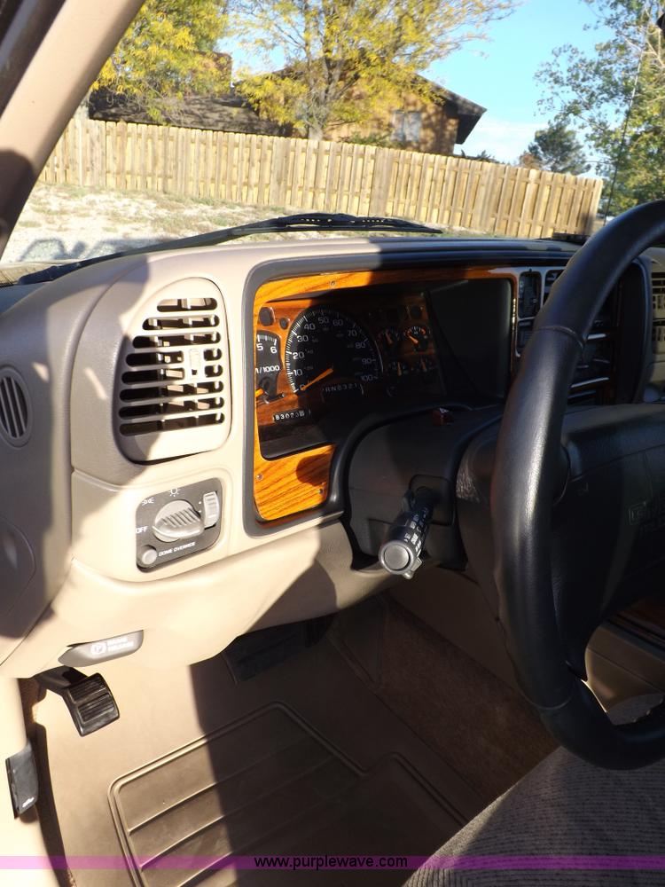 image for item F6209 1997 GMC Suburban 2500 SLE