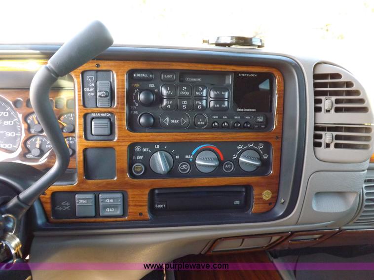 image for item F6209 1997 GMC Suburban 2500 SLE