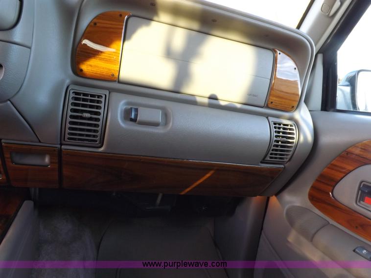 image for item F6209 1997 GMC Suburban 2500 SLE