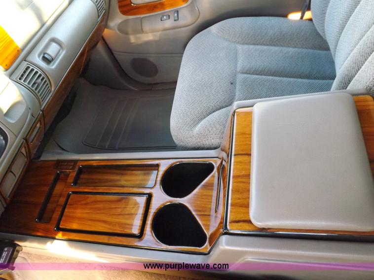 image for item F6209 1997 GMC Suburban 2500 SLE