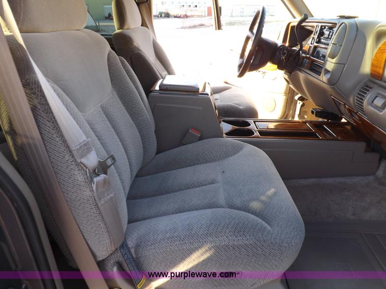 image for item F6209 1997 GMC Suburban 2500 SLE