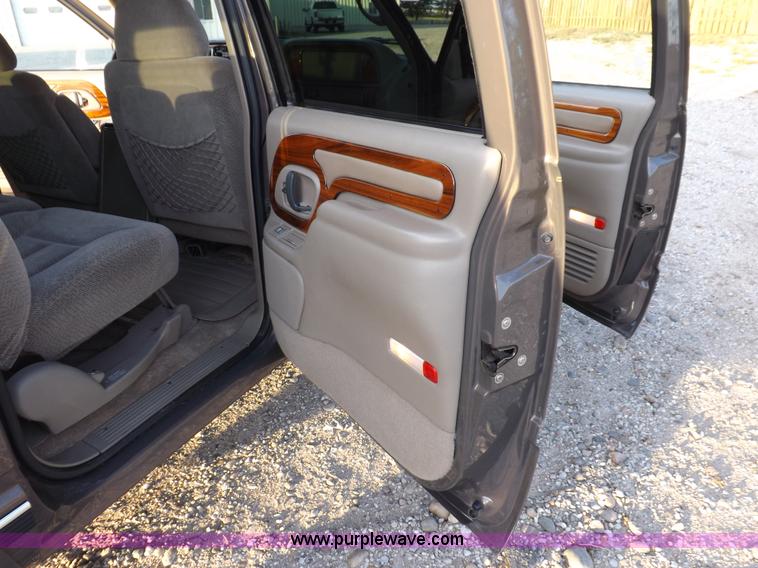 image for item F6209 1997 GMC Suburban 2500 SLE