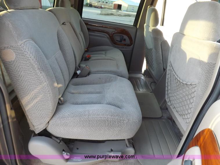 image for item F6209 1997 GMC Suburban 2500 SLE