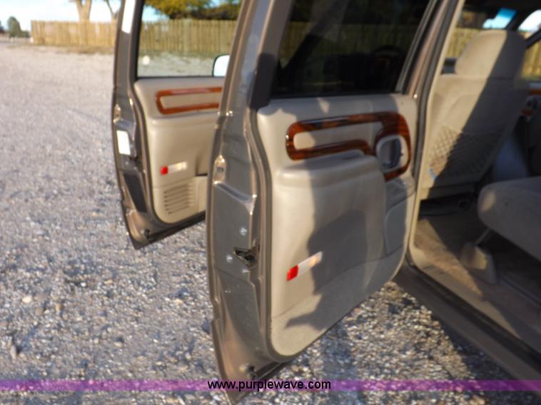 image for item F6209 1997 GMC Suburban 2500 SLE