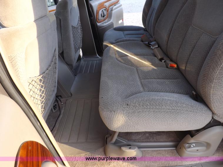 image for item F6209 1997 GMC Suburban 2500 SLE