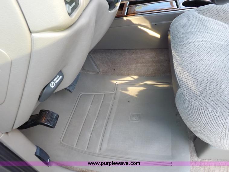 image for item F6209 1997 GMC Suburban 2500 SLE