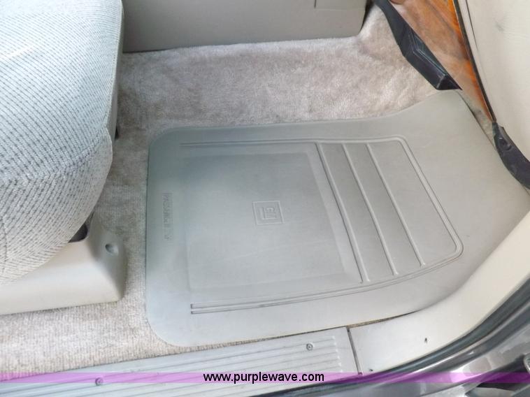 image for item F6209 1997 GMC Suburban 2500 SLE