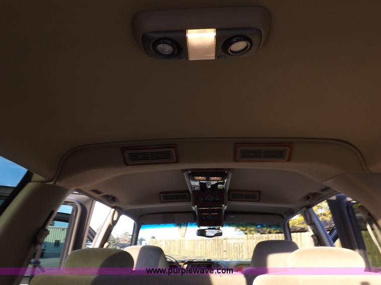 image for item F6209 1997 GMC Suburban 2500 SLE