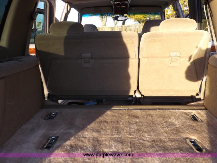 image for item F6209 1997 GMC Suburban 2500 SLE