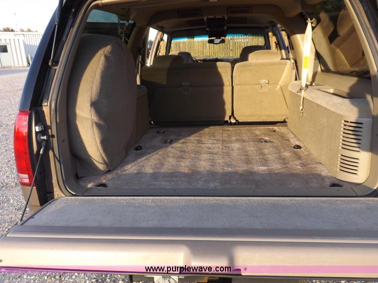 image for item F6209 1997 GMC Suburban 2500 SLE