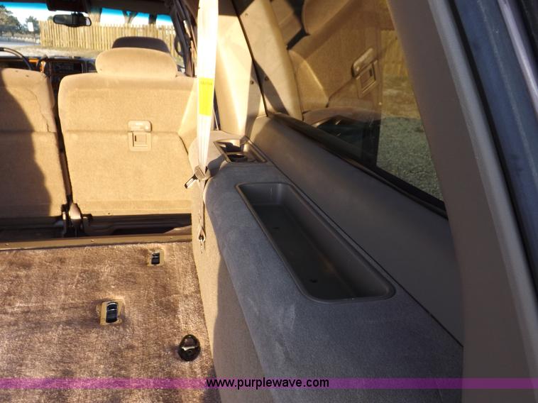 image for item F6209 1997 GMC Suburban 2500 SLE