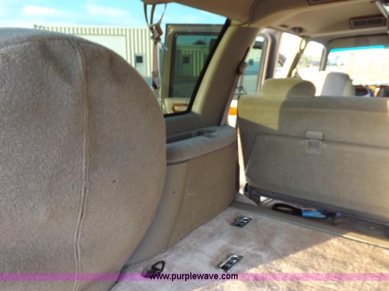 image for item F6209 1997 GMC Suburban 2500 SLE