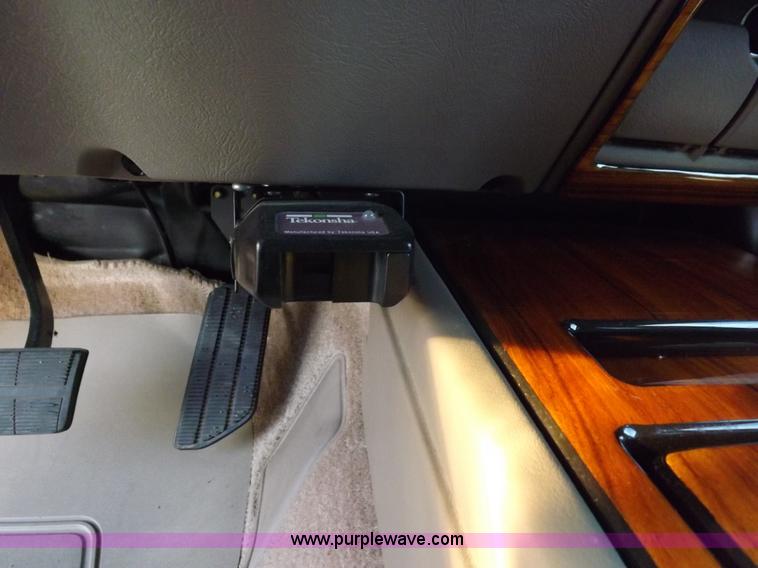 image for item F6209 1997 GMC Suburban 2500 SLE