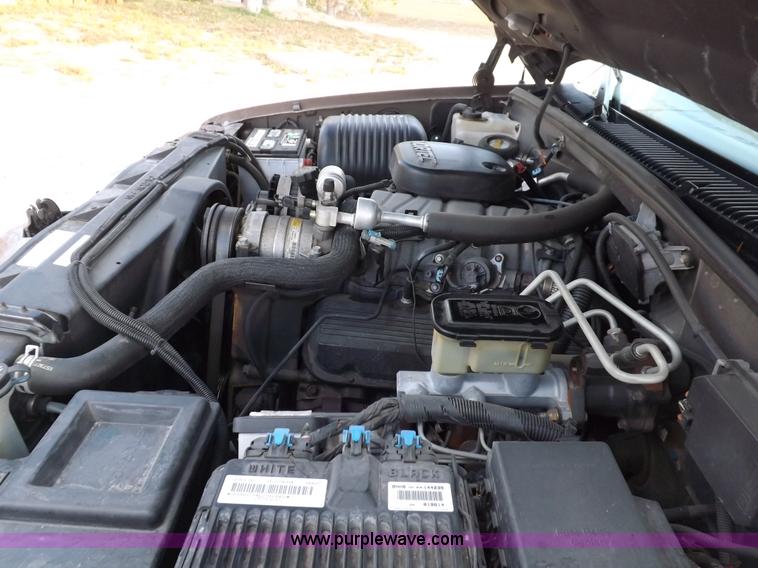 image for item F6209 1997 GMC Suburban 2500 SLE