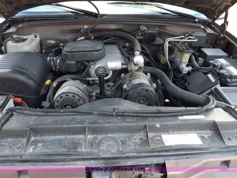 image for item F6209 1997 GMC Suburban 2500 SLE