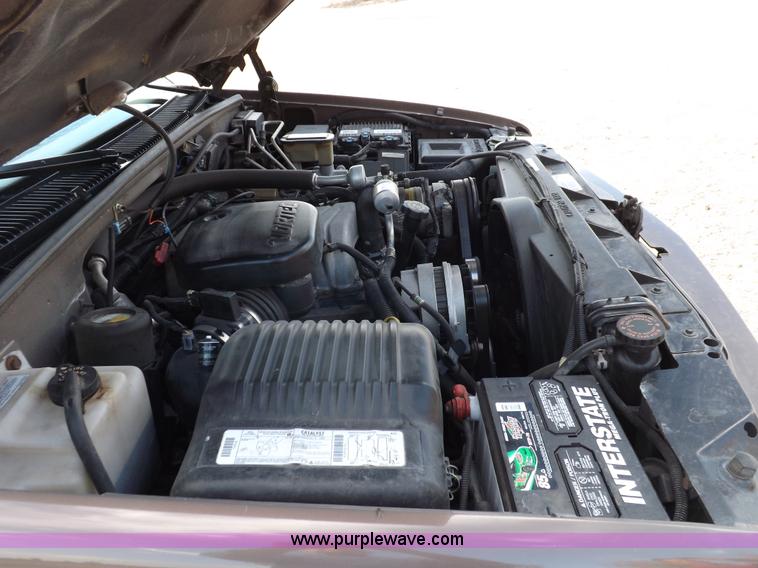 image for item F6209 1997 GMC Suburban 2500 SLE