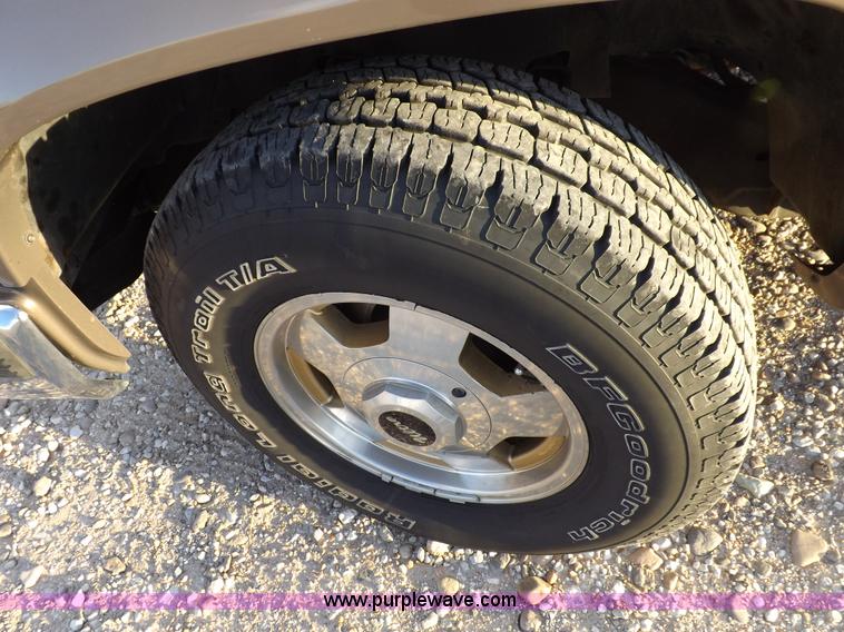 image for item F6209 1997 GMC Suburban 2500 SLE