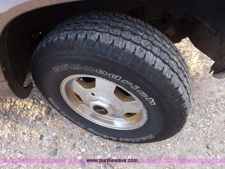 image for item F6209 1997 GMC Suburban 2500 SLE