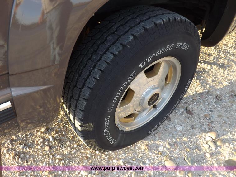 image for item F6209 1997 GMC Suburban 2500 SLE