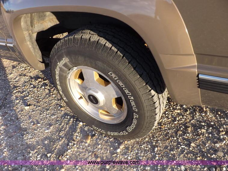 image for item F6209 1997 GMC Suburban 2500 SLE