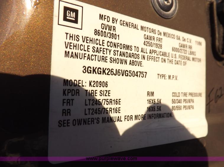 image for item F6209 1997 GMC Suburban 2500 SLE