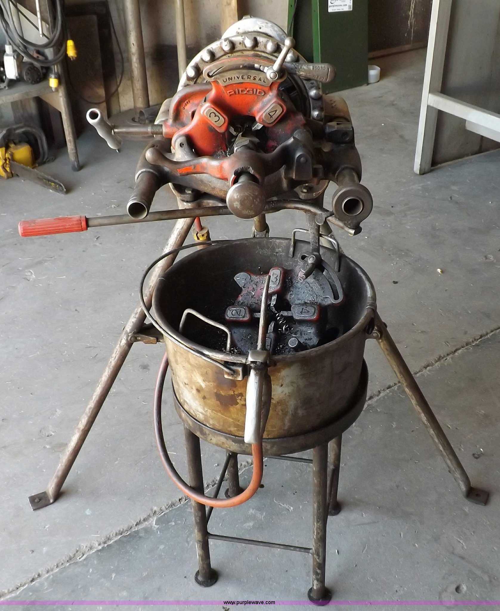 Rigid 300 pipe cutter, reamer, threading machine in Garden City, KS