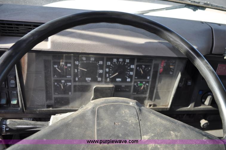 image for item C3053 1999 IHC 2674 vac truck