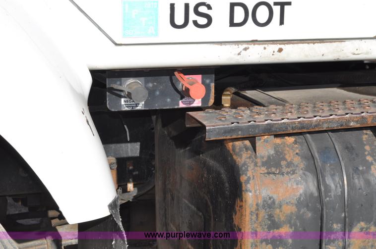 image for item C3053 1999 IHC 2674 vac truck