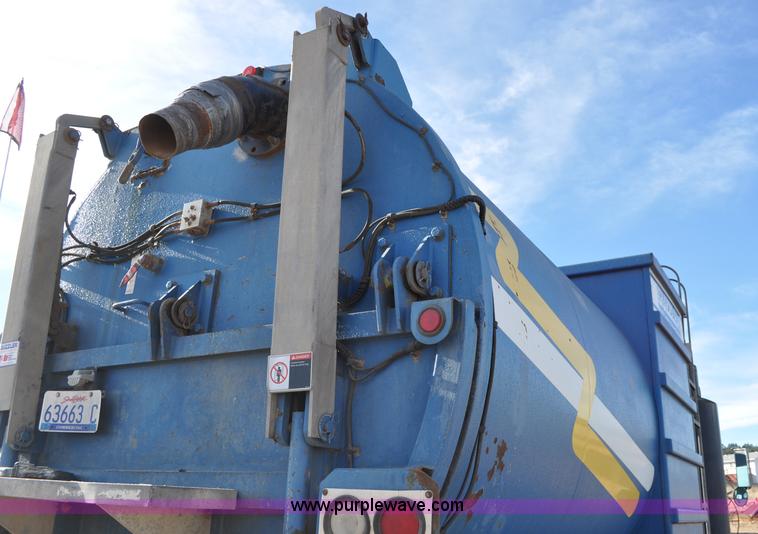 image for item C3053 1999 IHC 2674 vac truck