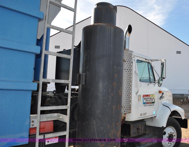 image for item C3053 1999 IHC 2674 vac truck