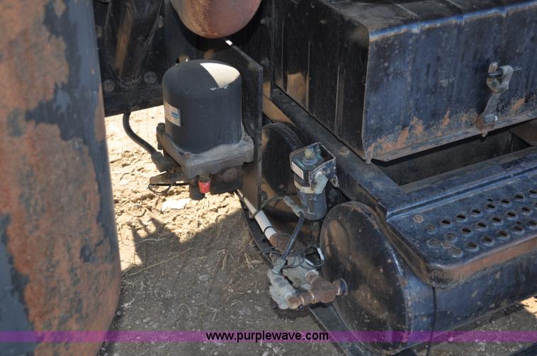 image for item C3053 1999 IHC 2674 vac truck