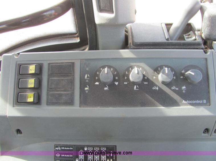 image for item C3109 2003 Valtra 6400 tractor