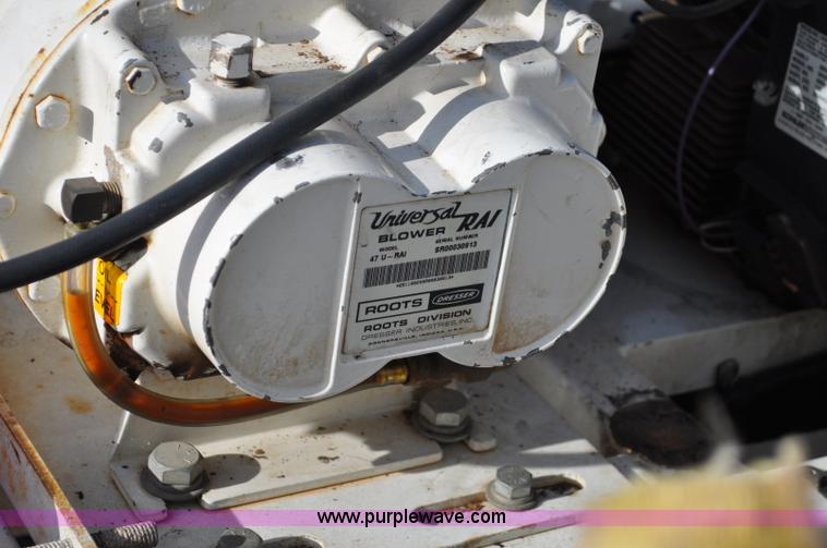 image for item C3128 1999 Vacmaster SPV800 vacuum system