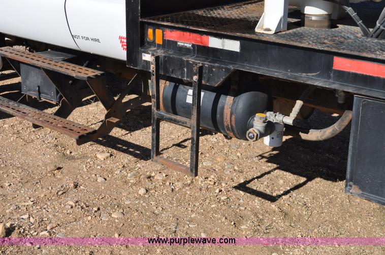 image for item C3134 2000 Ford F650 XL Super Duty Vac-N-Dig truck