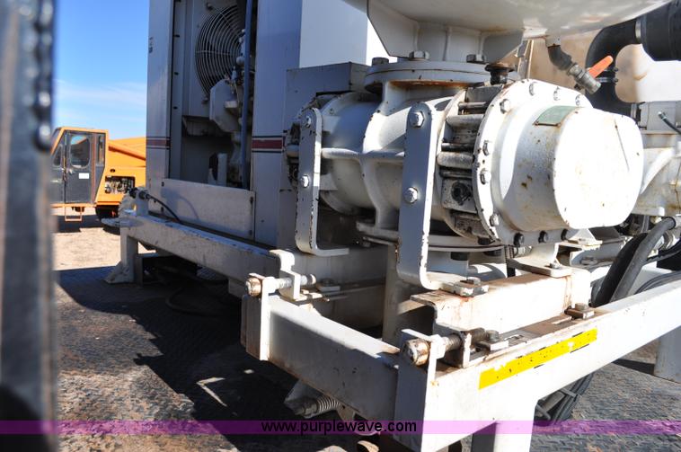 image for item C3134 2000 Ford F650 XL Super Duty Vac-N-Dig truck