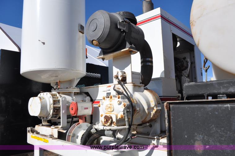 image for item C3134 2000 Ford F650 XL Super Duty Vac-N-Dig truck