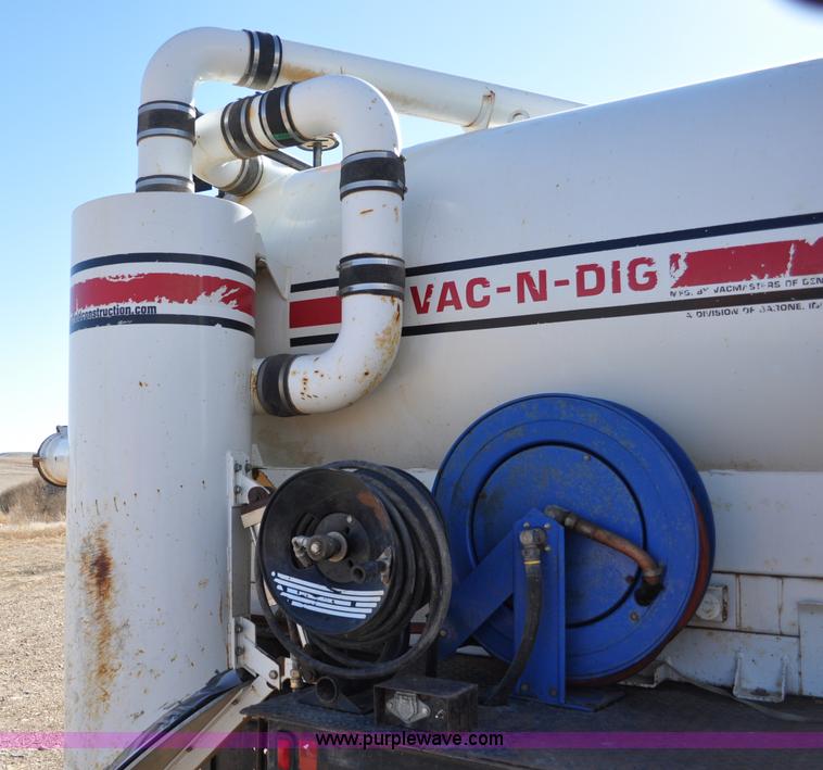 image for item C3134 2000 Ford F650 XL Super Duty Vac-N-Dig truck