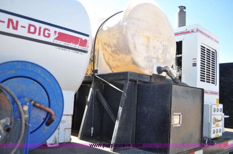 image for item C3134 2000 Ford F650 XL Super Duty Vac-N-Dig truck