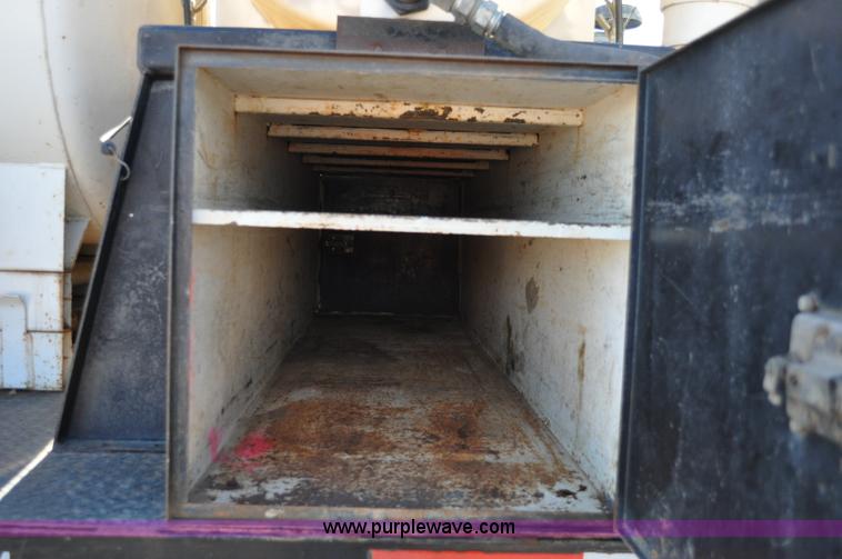 image for item C3134 2000 Ford F650 XL Super Duty Vac-N-Dig truck