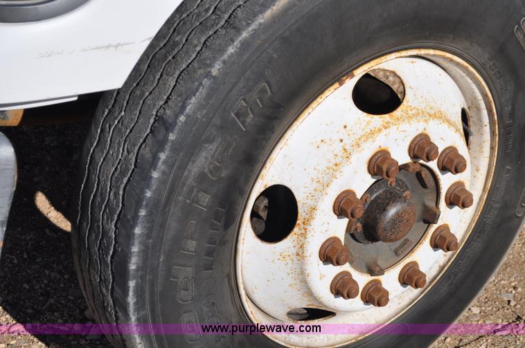 image for item C3134 2000 Ford F650 XL Super Duty Vac-N-Dig truck