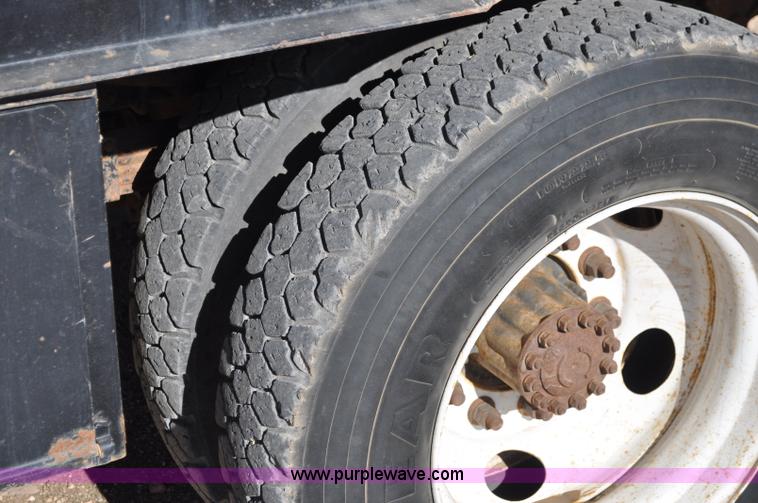 image for item C3134 2000 Ford F650 XL Super Duty Vac-N-Dig truck